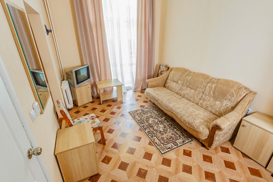 Двухместный двухкомнатный номер стандарт в санатории Центр Союз в городе Ессентуки - фотография