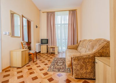 Двухместный двухкомнатный номер стандарт в санатории Центр Союз в городе Ессентуки - фотография