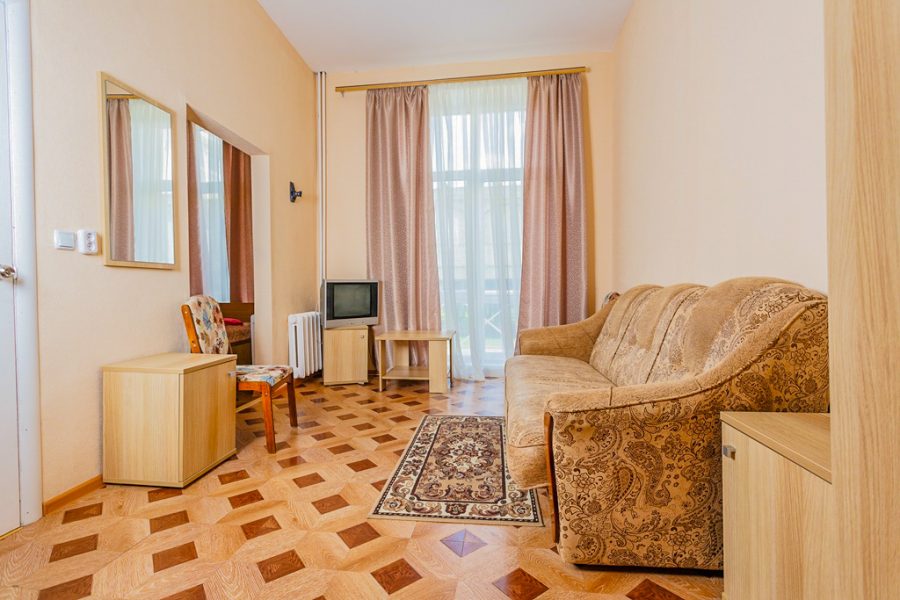 Двухместный двухкомнатный номер стандарт в санатории Центр Союз в городе Ессентуки - фотография