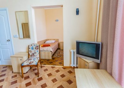 Двухместный двухкомнатный номер стандарт в санатории Центр Союз в городе Ессентуки - фотография