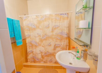 Двухместный двухкомнатный улучшенный номер в санатории Центр Союз в городе Ессентуки - фотография