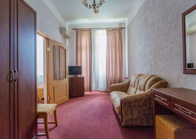 Двухместный двухкомнатный улучшенный номер в санатории Центр Союз в городе Ессентуки - фотография