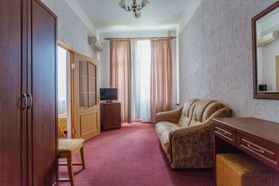 Двухместный двухкомнатный улучшенный номер в санатории Центр Союз в городе Ессентуки - фотография
