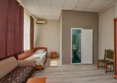 Двухместный номер стандарт в санатории Центр Союз в городе Ессентуки - фотография