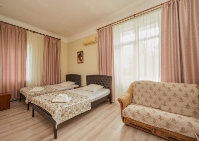 Двухместный улучшенный номер в санатории Центр Союз в городе Ессентуки - фотография