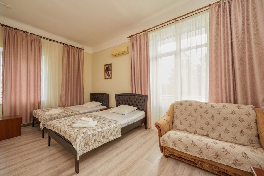 Двухместный улучшенный номер в санатории Центр Союз в городе Ессентуки - фотография