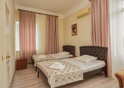 Двухместный улучшенный номер в санатории Центр Союз в городе Ессентуки - фотография