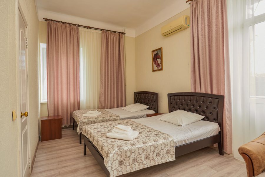 Двухместный улучшенный номер в санатории Центр Союз в городе Ессентуки - фотография