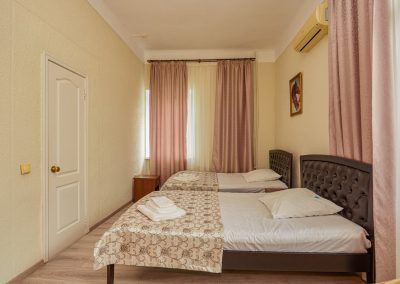 Двухместный улучшенный номер в санатории Центр Союз в городе Ессентуки - фотография