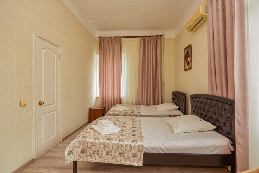 Двухместный улучшенный номер в санатории Центр Союз в городе Ессентуки - фотография