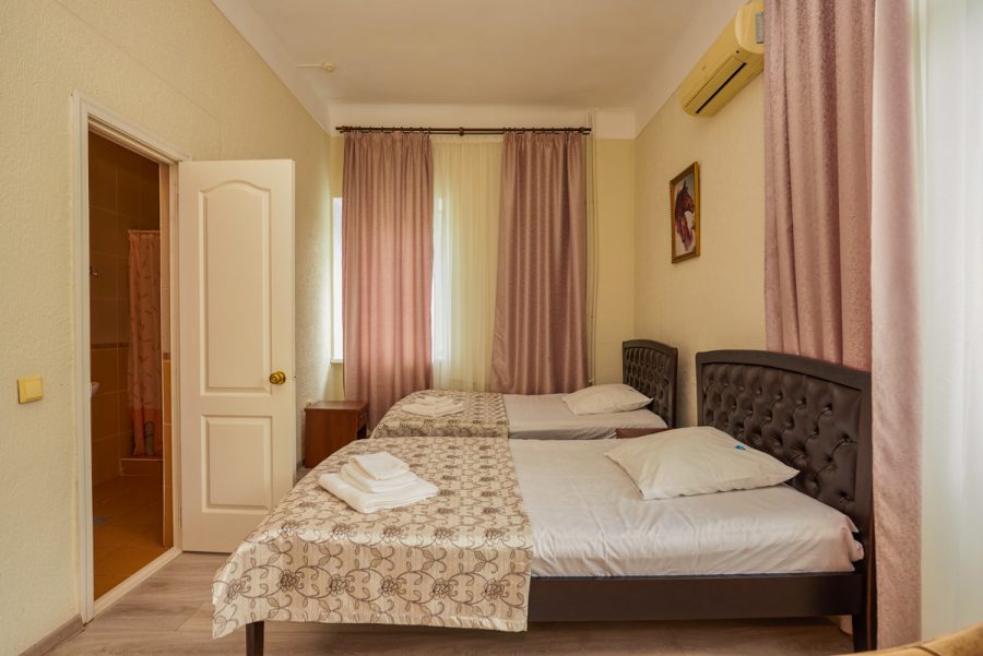 Двухместный улучшенный номер в санатории Центр Союз в городе Ессентуки - фотография