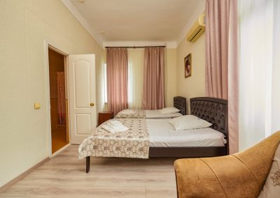 Двухместный улучшенный номер в санатории Центр Союз в городе Ессентуки - фотография