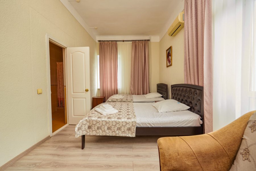 Двухместный улучшенный номер в санатории Центр Союз в городе Ессентуки - фотография