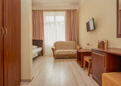 Двухместный улучшенный номер в санатории Центр Союз в городе Ессентуки - фотография