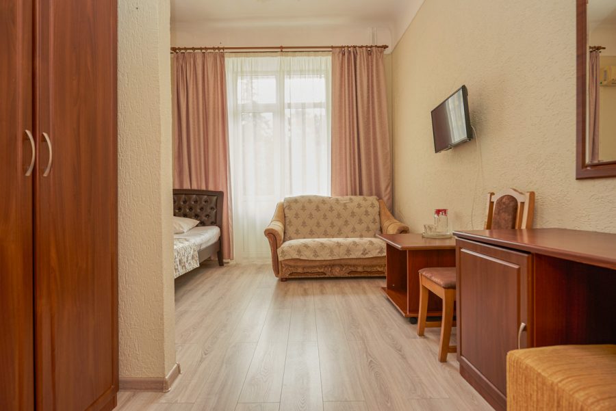 Двухместный улучшенный номер в санатории Центр Союз в городе Ессентуки - фотография