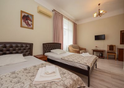 Двухместный улучшенный номер в санатории Центр Союз в городе Ессентуки - фотография