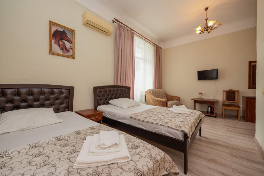 Двухместный улучшенный номер в санатории Центр Союз в городе Ессентуки - фотография
