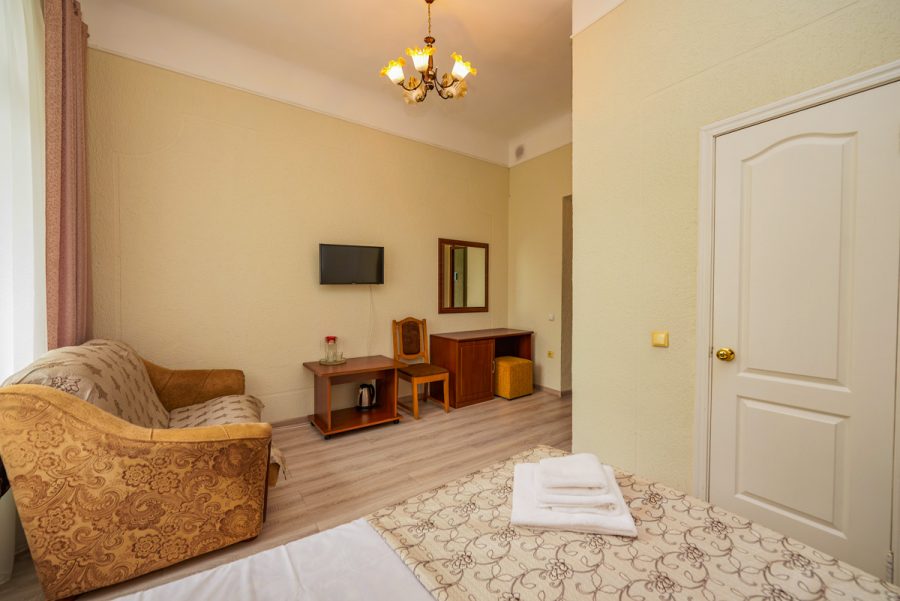 Двухместный улучшенный номер в санатории Центр Союз в городе Ессентуки - фотография