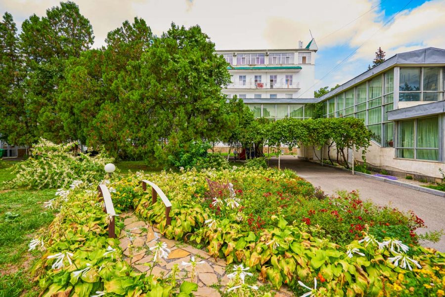 Фасад санатория Центр Союз в городе Ессентуки - фотография