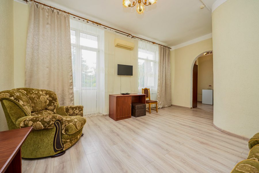 Люкс двухкомнатный в санатории Центр Союз в городе Ессентуки - фотография