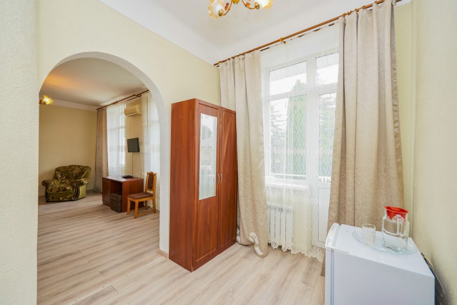 Люкс двухкомнатный в санатории Центр Союз в городе Ессентуки - фотография