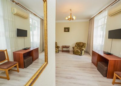 Люкс двухкомнатный в санатории Центр Союз в городе Ессентуки - фотография