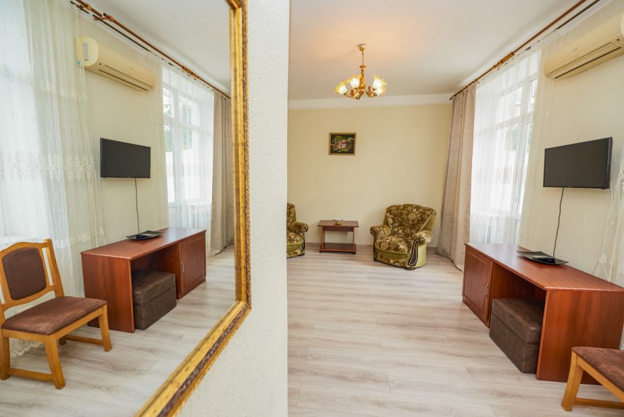 Люкс двухкомнатный в санатории Центр Союз в городе Ессентуки - фотография