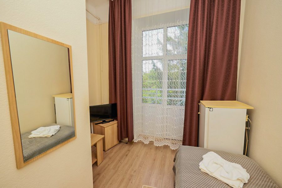 Одноместный номер стандарт в санатории Центр Союз в городе Ессентуки - фотография