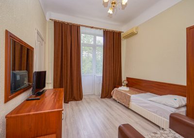 Одноместный улучшенный номер в санатории Центр Союз в городе Ессентуки - фотография