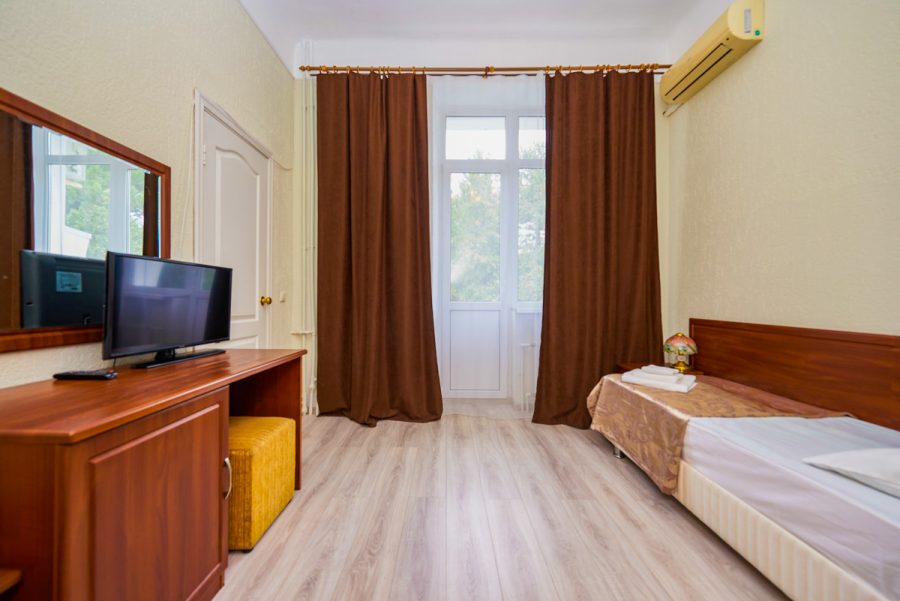 Одноместный улучшенный номер в санатории Центр Союз в городе Ессентуки - фотография