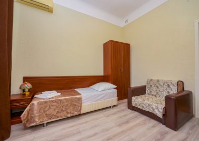 Одноместный улучшенный номер в санатории Центр Союз в городе Ессентуки - фотография