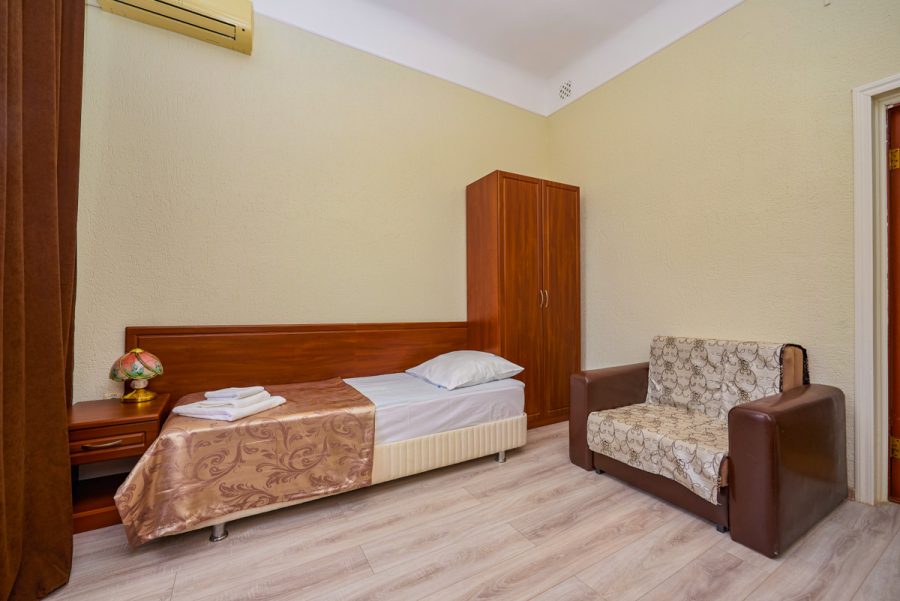 Одноместный улучшенный номер в санатории Центр Союз в городе Ессентуки - фотография