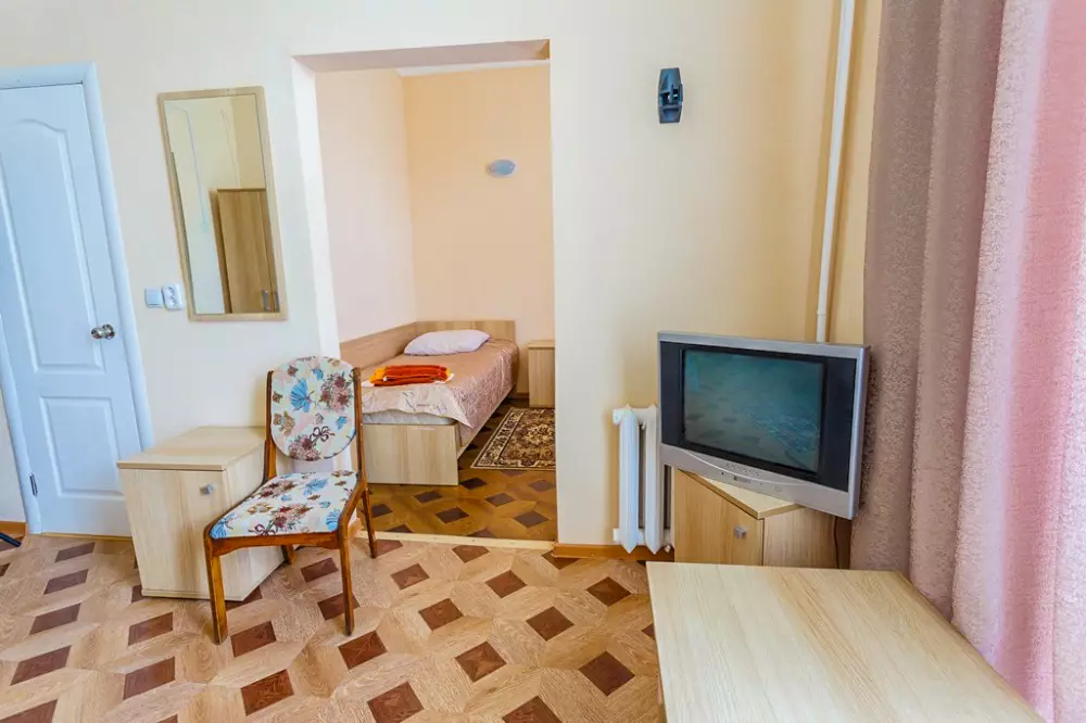 Двухместный двухкомнатный номер стандарт в санатории Центр Союз в городе Ессентуки - фотография