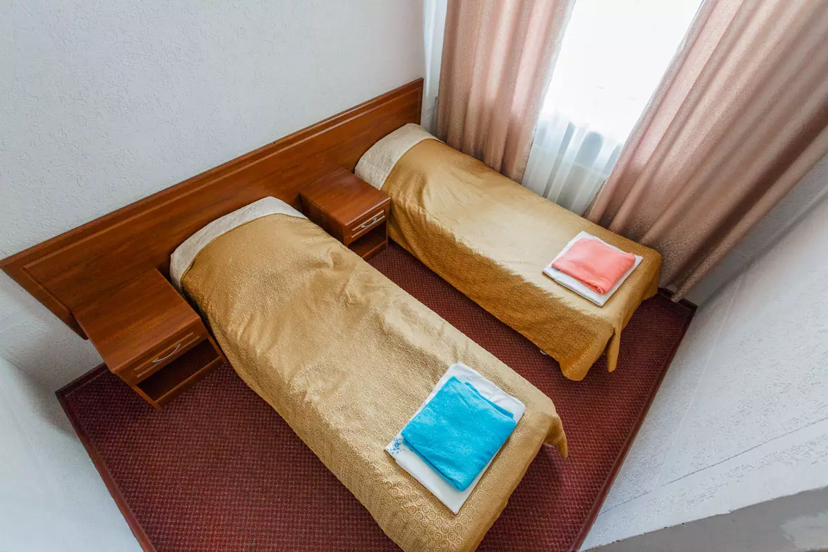 Двухместный двухкомнатный улучшенный номер в санатории Центр Союз в городе Ессентуки - фотография