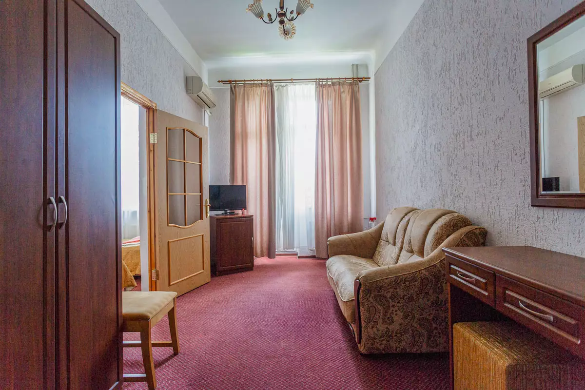 Двухместный двухкомнатный улучшенный номер в санатории Центр Союз в городе Ессентуки - фотография