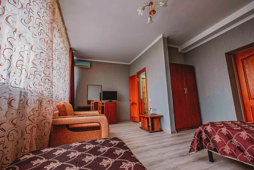 Двухместный номер стандарт в санатории Центр Союз в городе Ессентуки - фотография