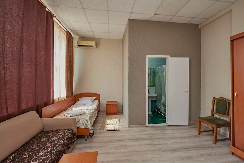 Двухместный номер стандарт в санатории Центр Союз в городе Ессентуки - фотография