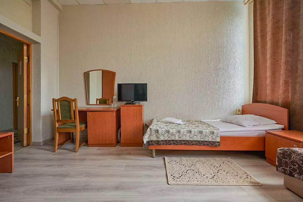 Двухместный номер стандарт в санатории Центр Союз в городе Ессентуки - фотография