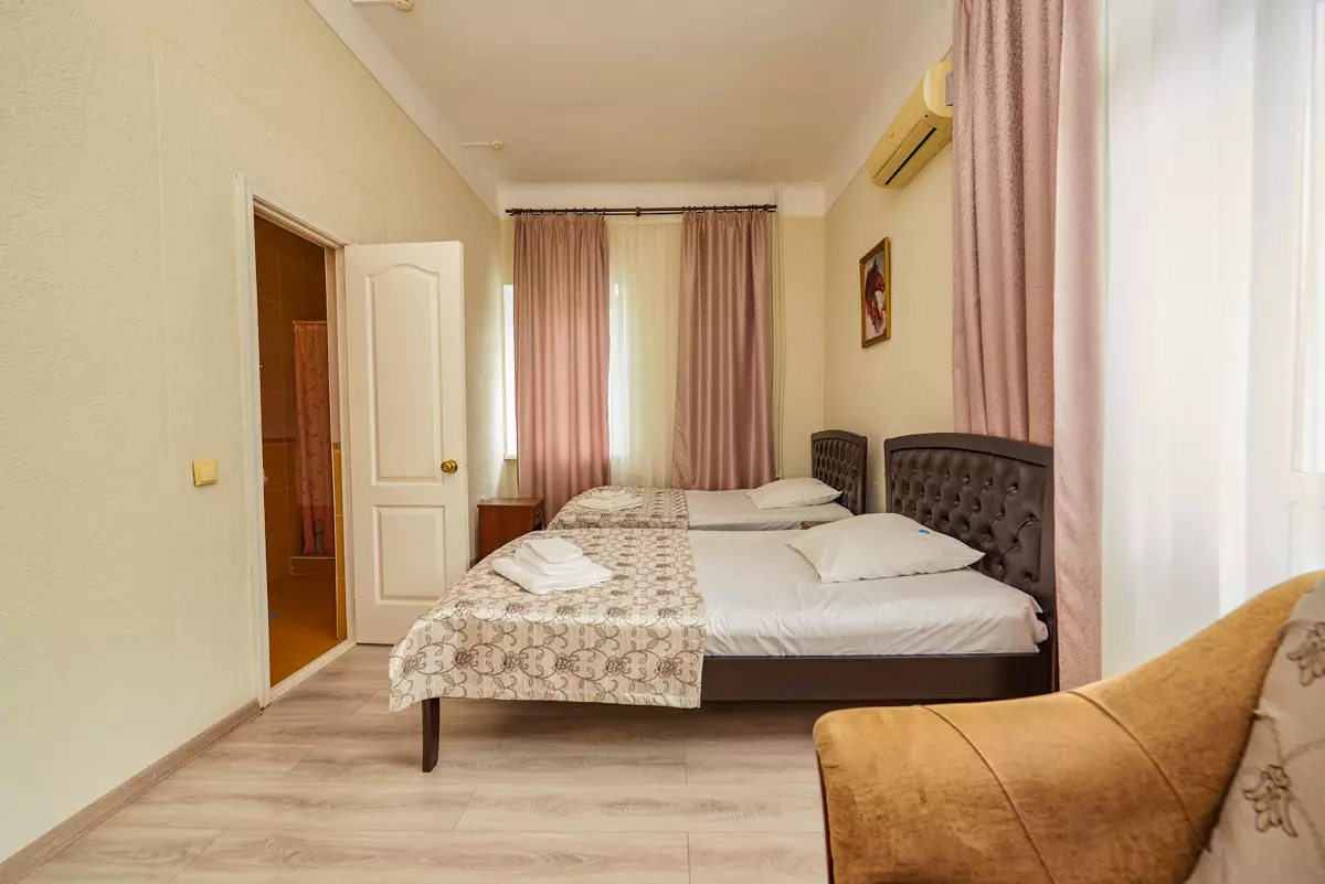 Двухместный улучшенный номер в санатории Центр Союз в городе Ессентуки - фотография