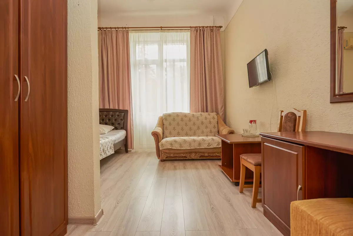 Двухместный улучшенный номер в санатории Центр Союз в городе Ессентуки - фотография