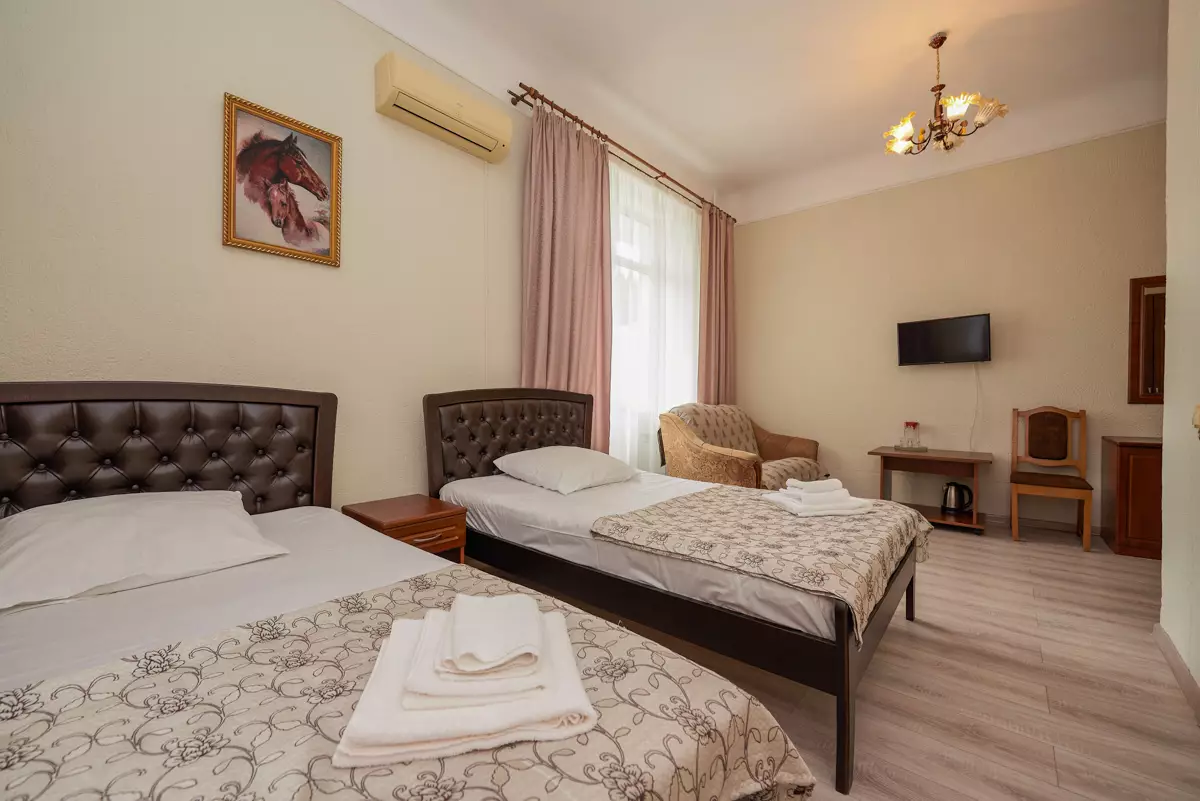 Двухместный улучшенный номер в санатории Центр Союз в городе Ессентуки - фотография