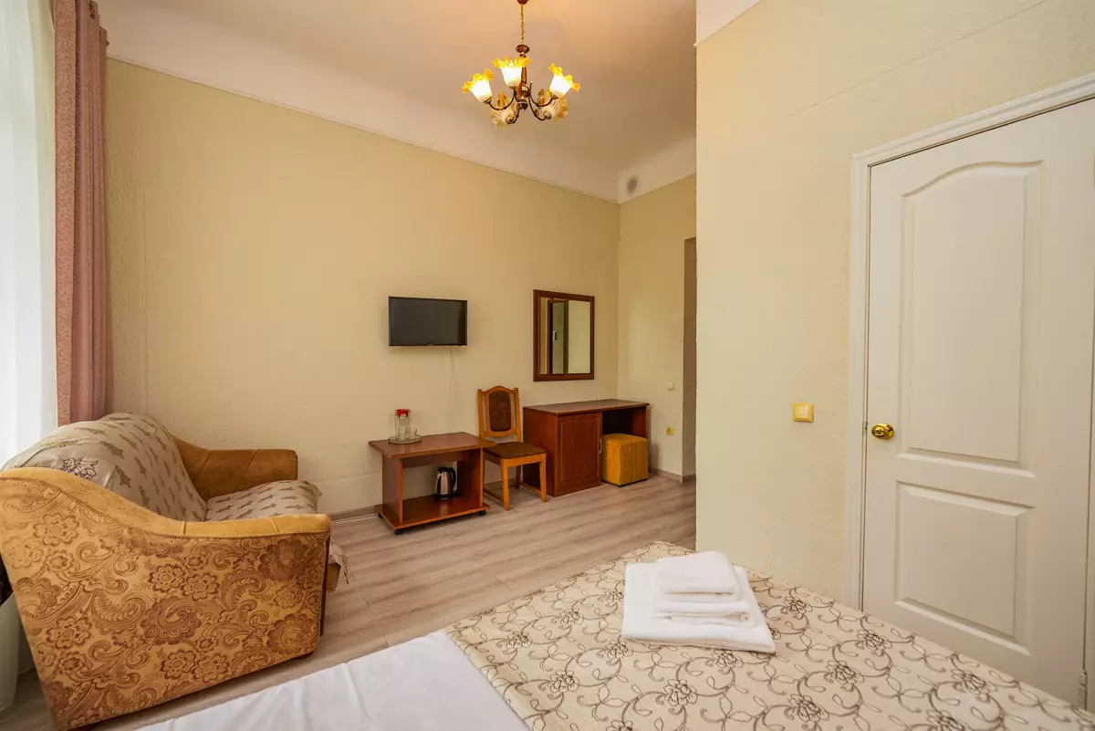 Двухместный улучшенный номер в санатории Центр Союз в городе Ессентуки - фотография