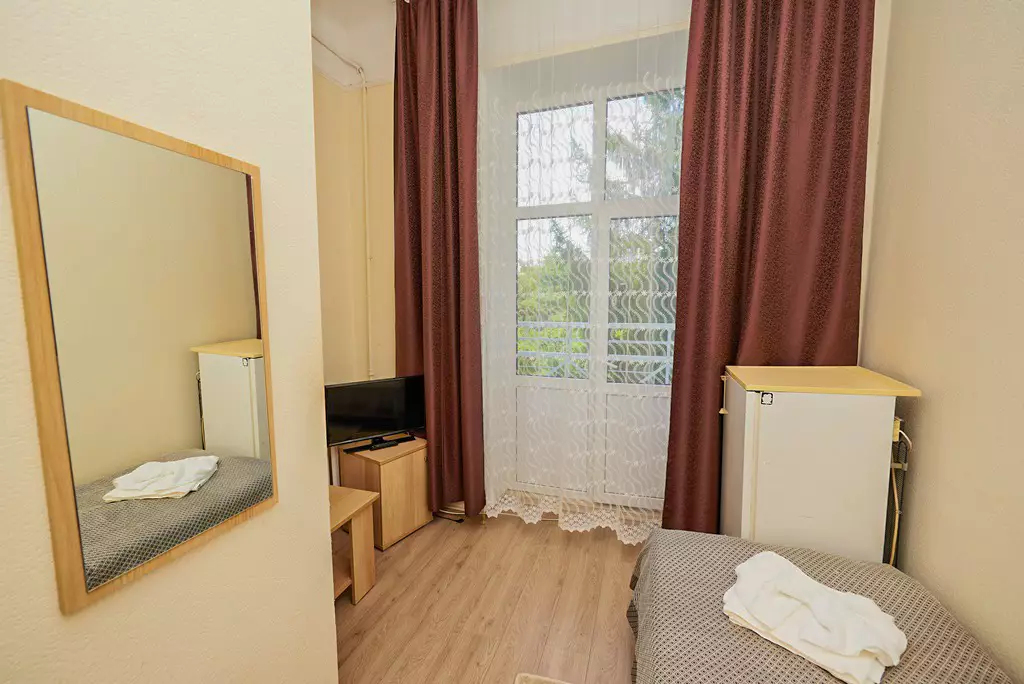 Одноместный номер стандарт в санатории Центр Союз в городе Ессентуки - фотография