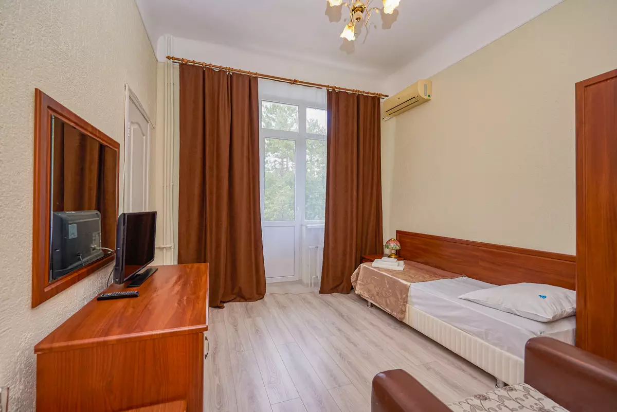 Одноместный улучшенный номер в санатории Центр Союз в городе Ессентуки - фотография