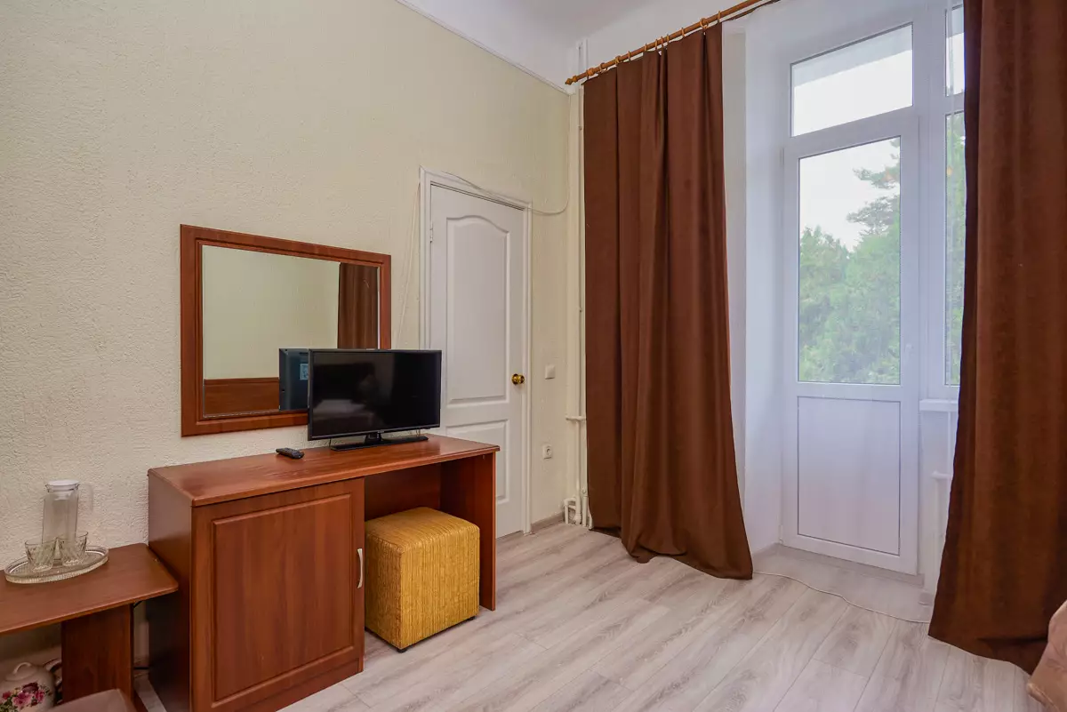 Одноместный улучшенный номер в санатории Центр Союз в городе Ессентуки - фотография